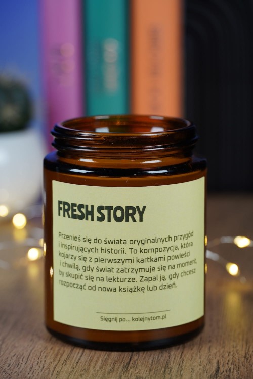 fresh story świeca sojowa świeży lekki zapach idealny do porannego czytania i pracy przy biurku, etykieta w limonkowym kolorze z napisami