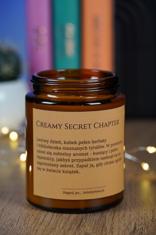 creamy secret chapter świeca sojowa kremowy otulający zapach idealny do wieczornego czytania książek beżowa etykieta z napisami