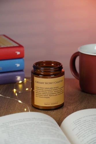 Leniwy dzień, kubek pełen herbaty i biblioteczka nieznanych tytułów, nuty zapachowe: puder, amaretto, fasola tonka, balsam, rum, lekkie piżmo, ciemne piżmo, oud
