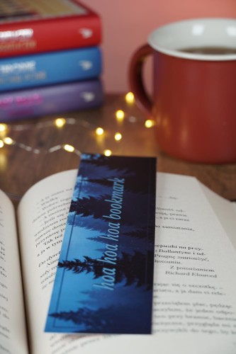 niebieska zakładka hoa hoa hoa bookmark w książce na stoliku z kawą